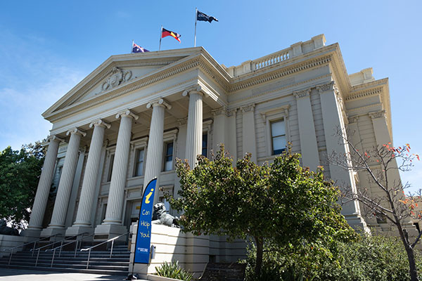 A photo showing the Geelong Town Hall exterior
